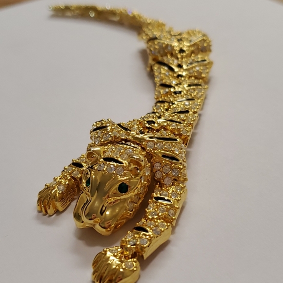 Jewelry - Big cat gold shoulder brooch